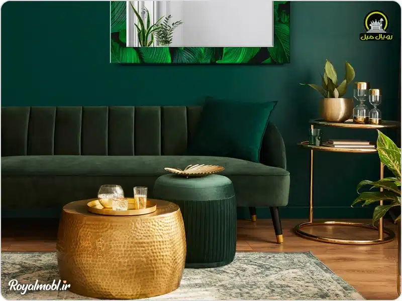 استفاده از اکسسوری با رنگهای مکمل برای ایجاد هارمونی با مبل سبز