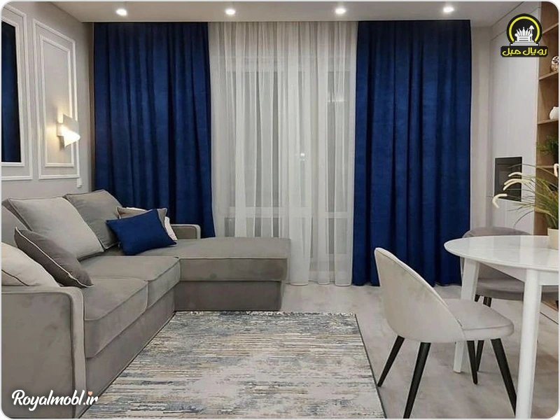 مبل ال طوسی با پرده آبی رنگ