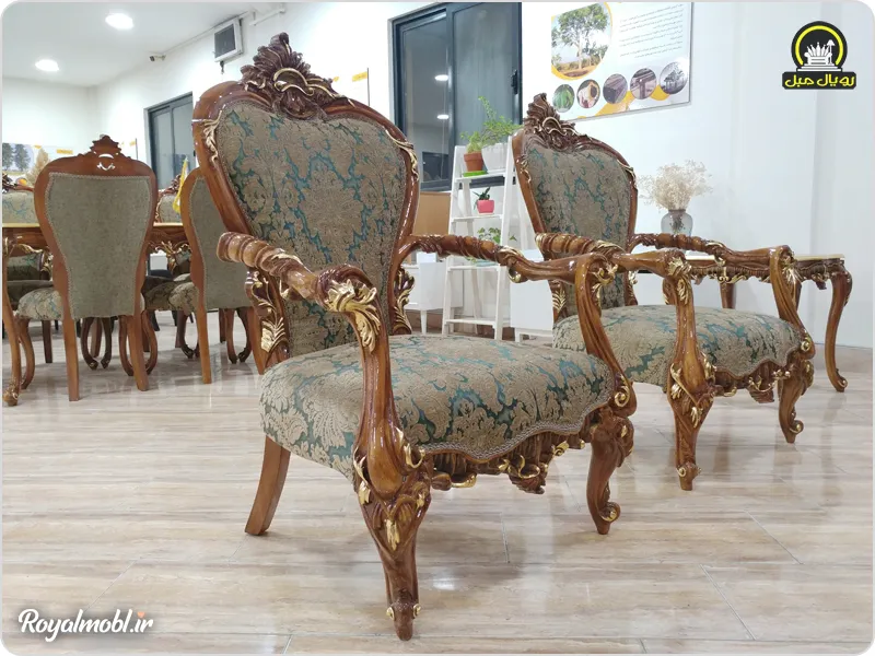 مبل کلاسیک با نقش گل دسته پیچی
